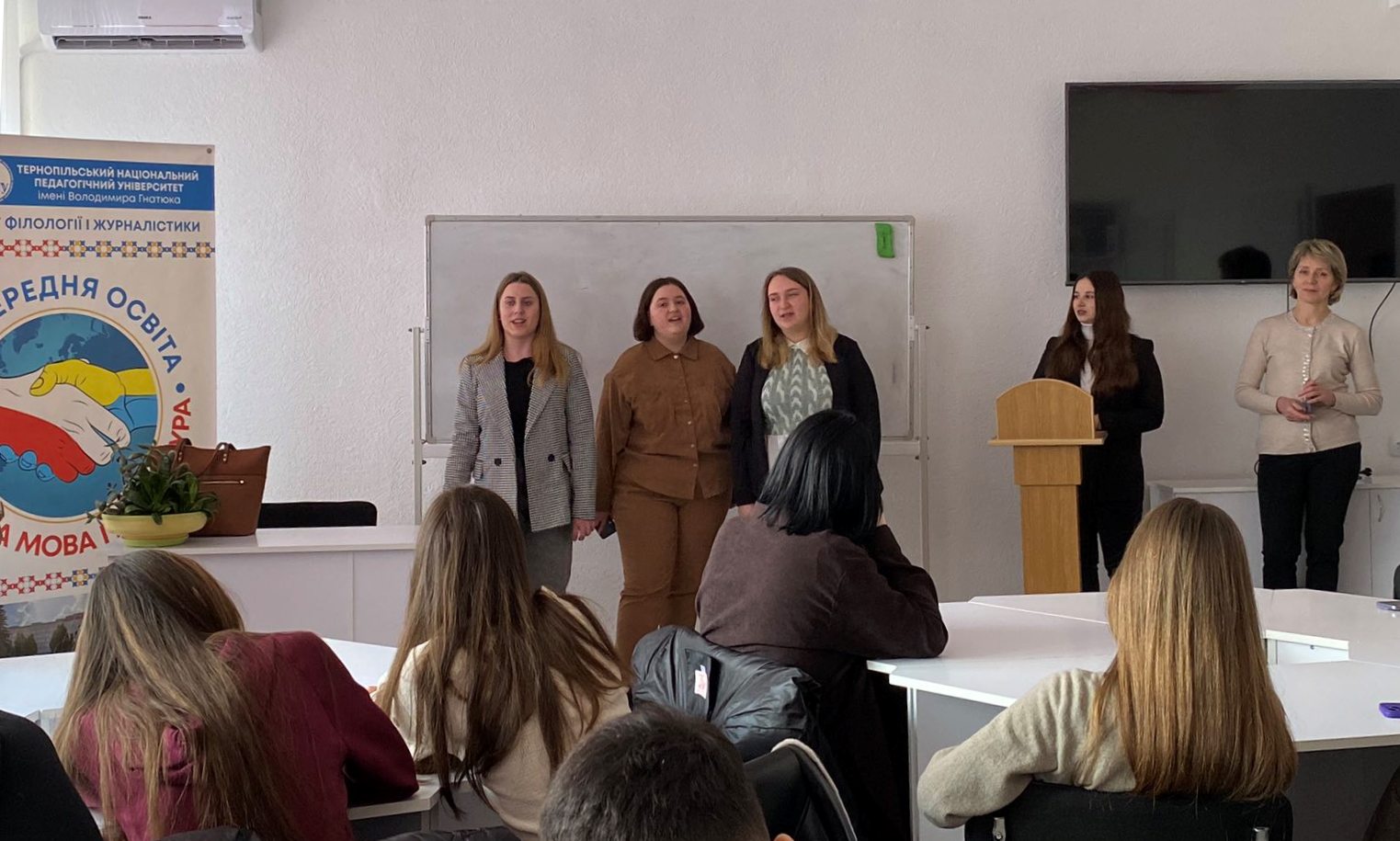 Музичне вітання для школярів від студентів І курсу полонійного відділення